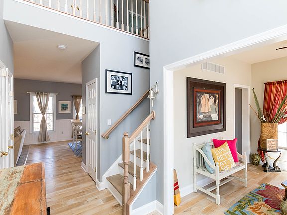 3rd image of 733 Paige Cir