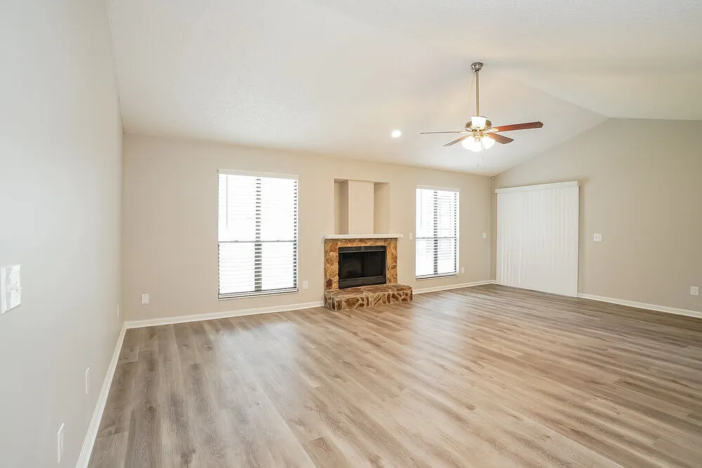 3 bed, 2.0 bath, 1594 sqft, $2,660 — Photo 4
