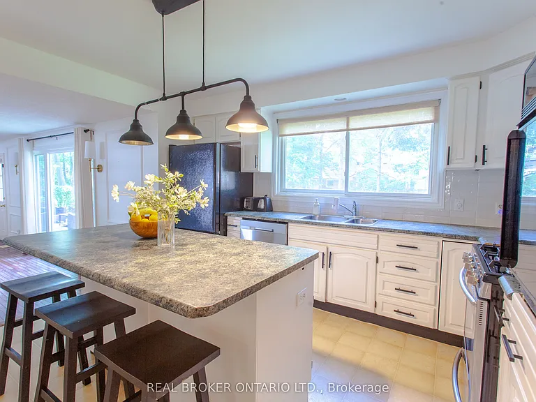 1880 Glen Oak Ln — Photo 7