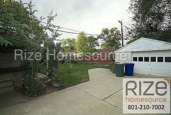 3rd image of 944 W Autumn Ave
