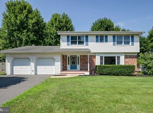 15 Cavalier Dr, Hamilton, NJ 08619