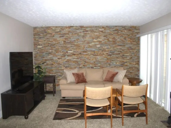 1447 N Saxony Dr SE, Grand Rapids, MI 49508