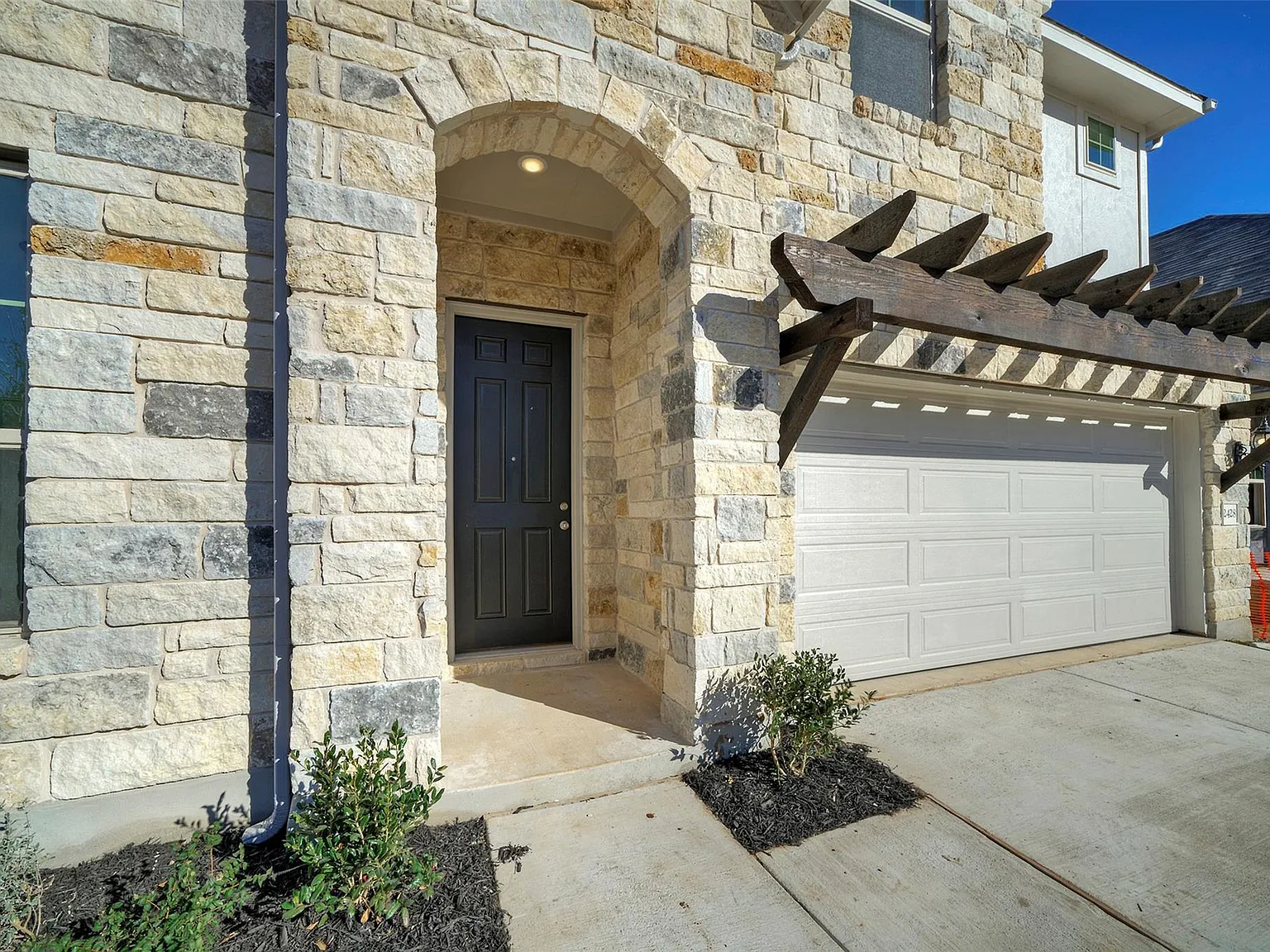 4 bed, 3.0 bath, 2640 sqft, $2,950 — Photo 3