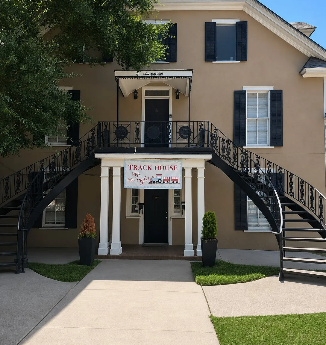 6 bed, $2,800 — Photo 1