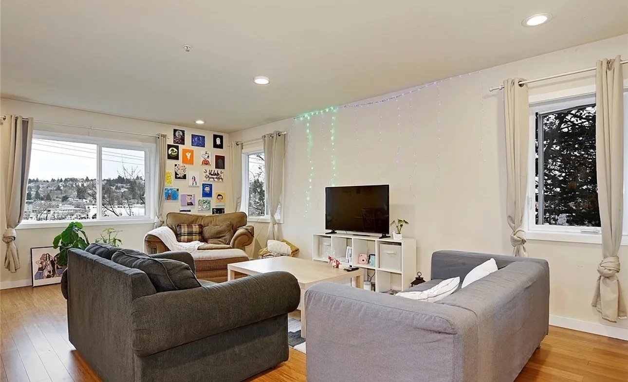 643 W Nickerson St — Photo 1