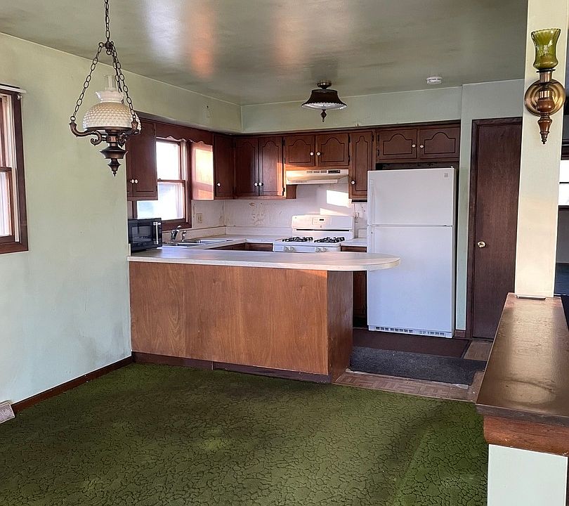 2nd image of 115 W 2nd Ave