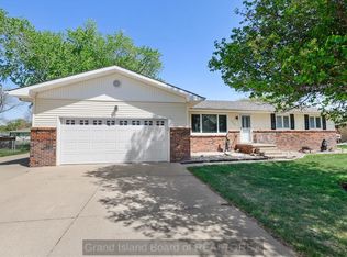 4242 Spur Ln, Grand Island, NE 68803