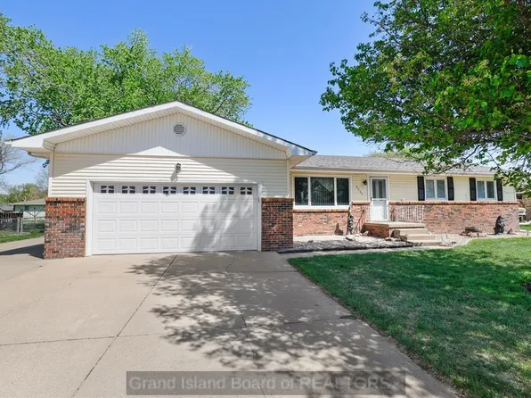 4242 Spur Ln, Grand Island, NE 68803
