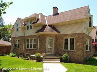 531 E Hampton Rd, Whitefish Bay, WI 53217