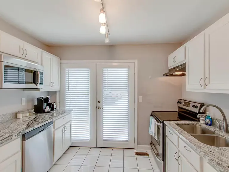 6313 Thunderbird Dr — Photo 2