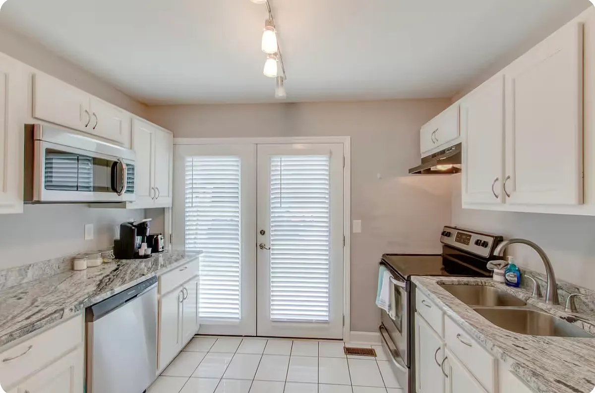 Building Photo - 6313 Thunderbird Dr