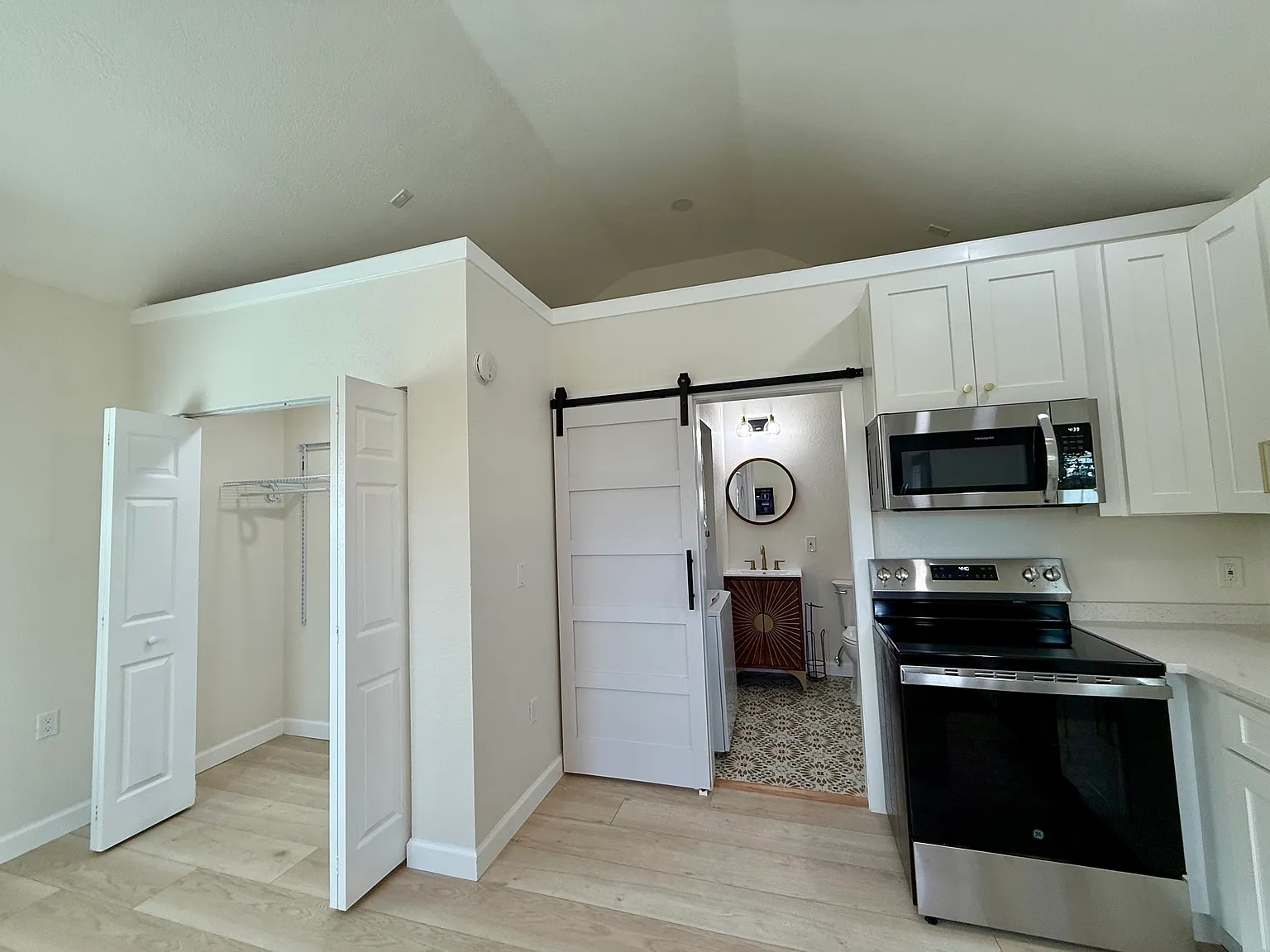 Studio, 330 sqft, $1,325 — Photo 2