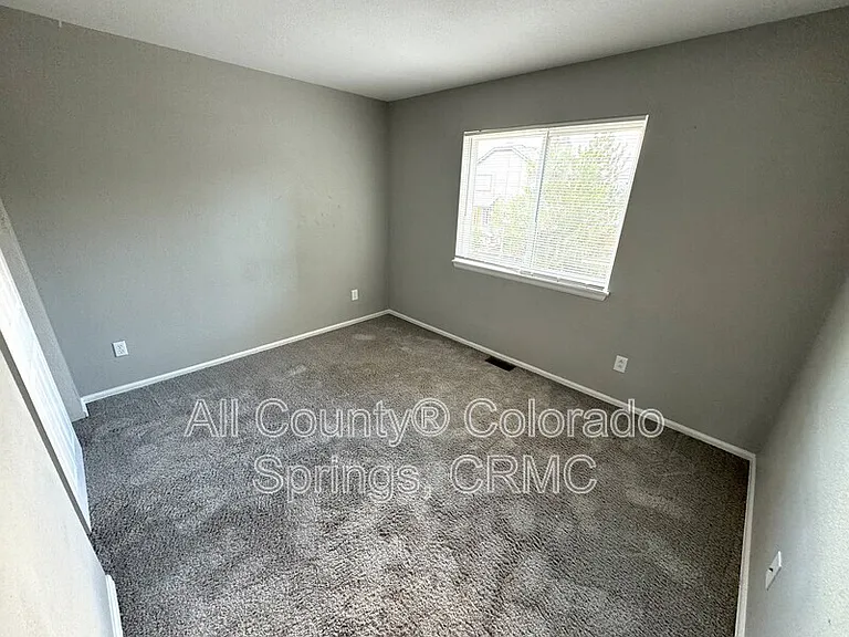 5859 Instone Cir — Photo 16