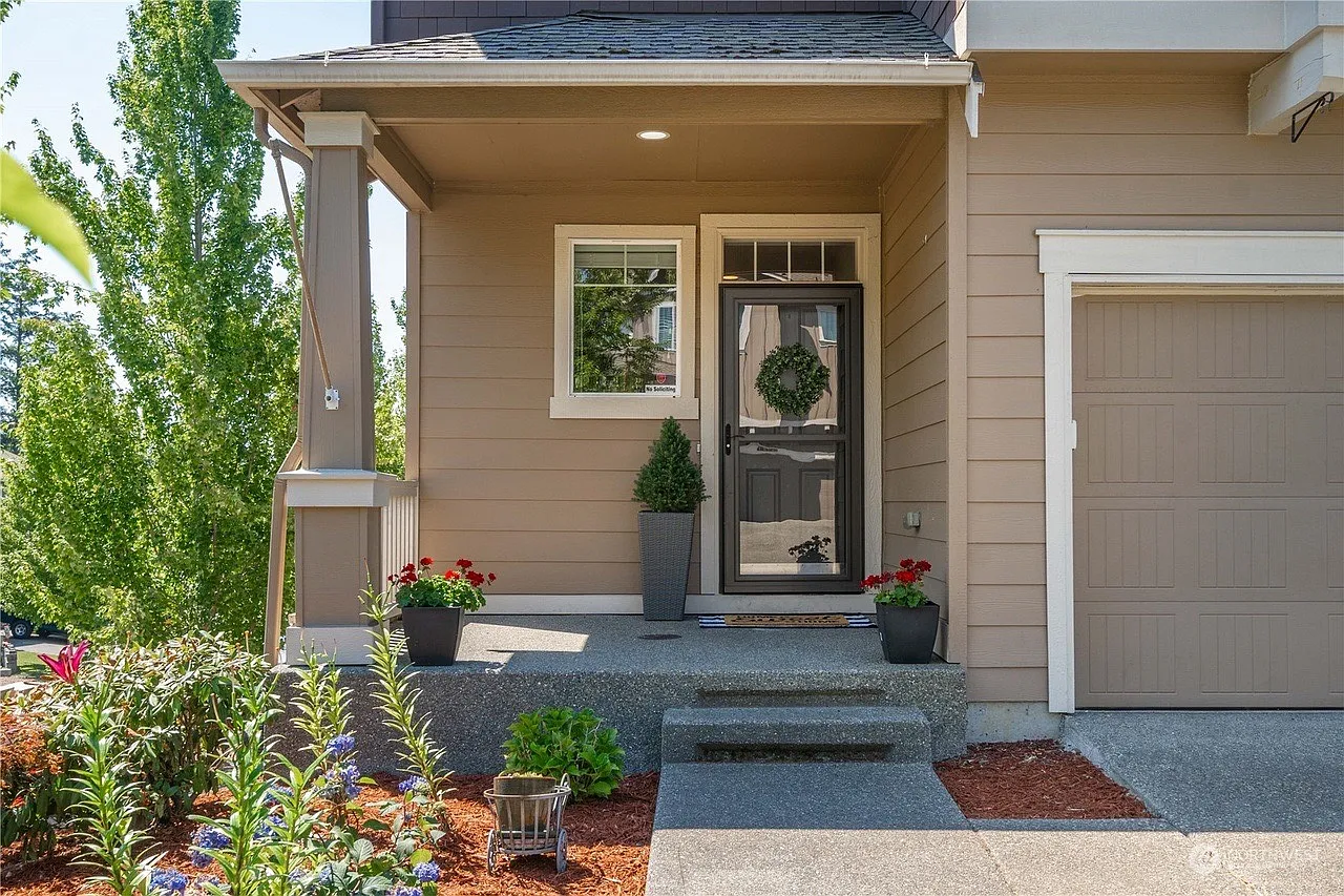 4 bed, 2.5 bath, 2692 sqft, $3,250 — Photo 3