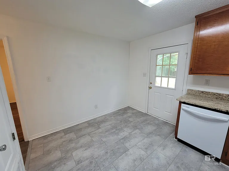 309 E Peachtree Ave — Photo 4