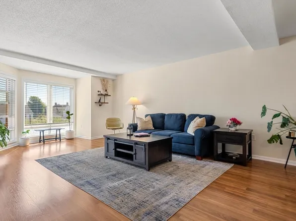 314 Riverside Ave APT 305, Medford, MA 02155