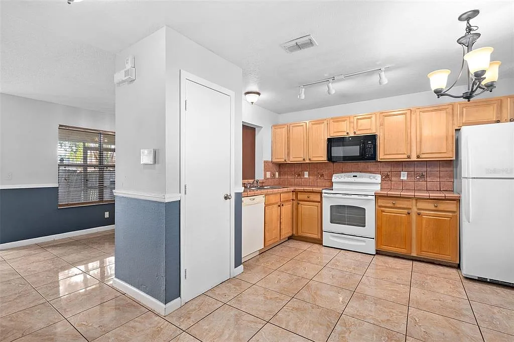 3 bed, 2.5 bath, 1460 sqft, $1,850 — Photo 2