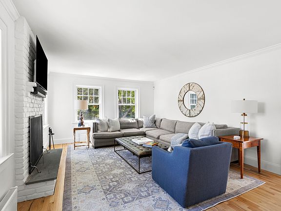 4th image of 215 Essex St