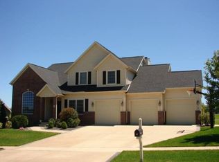 22 Stonehedges Ct, Bloomington, IL 61704