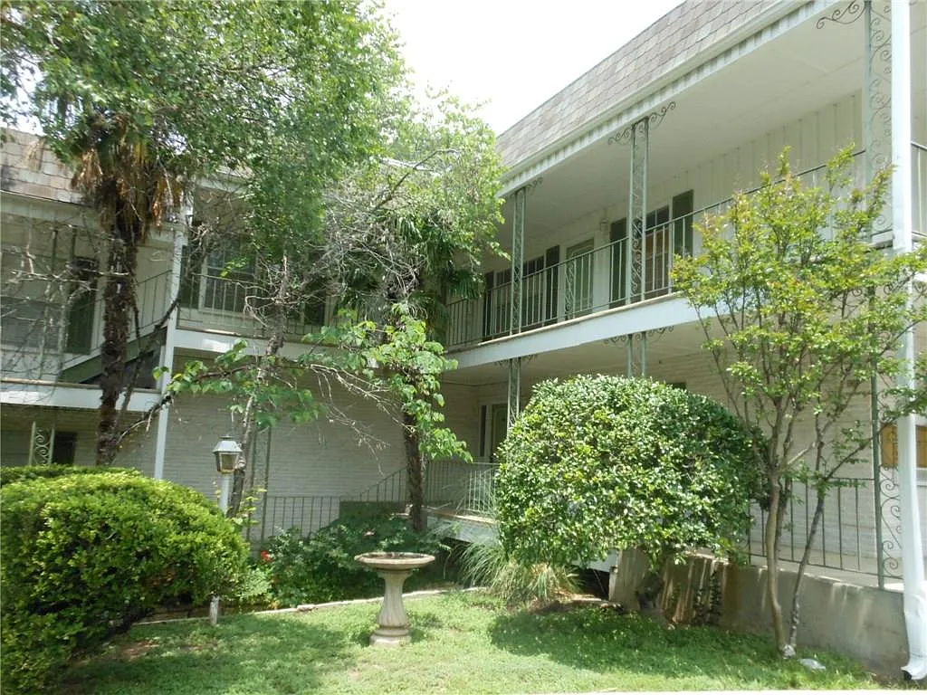 2 bed, 2.0 bath, 1068 sqft, $1,950 — Photo 2