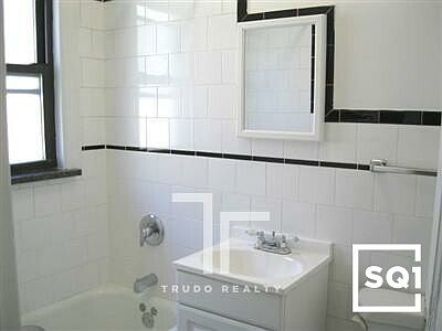 3rd image of 2647 N Spaulding Ave #26533E