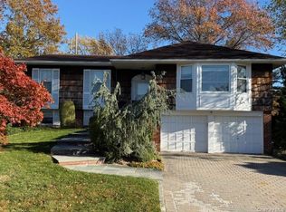 19 Carriage Rd, Roslyn, NY 11576