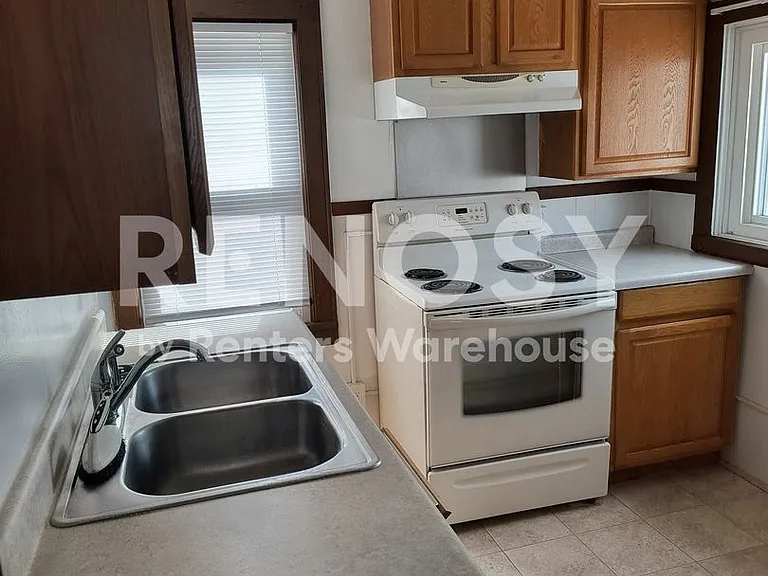 275 Maryland Ave W — Photo 8