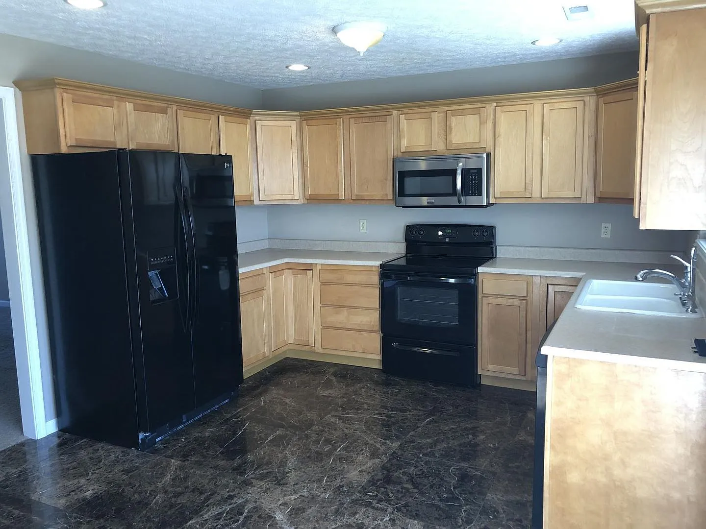 Beautiful townhouse, 3 master-bedrooms, with one on main level. All new kitchen appliances. — Photo 4