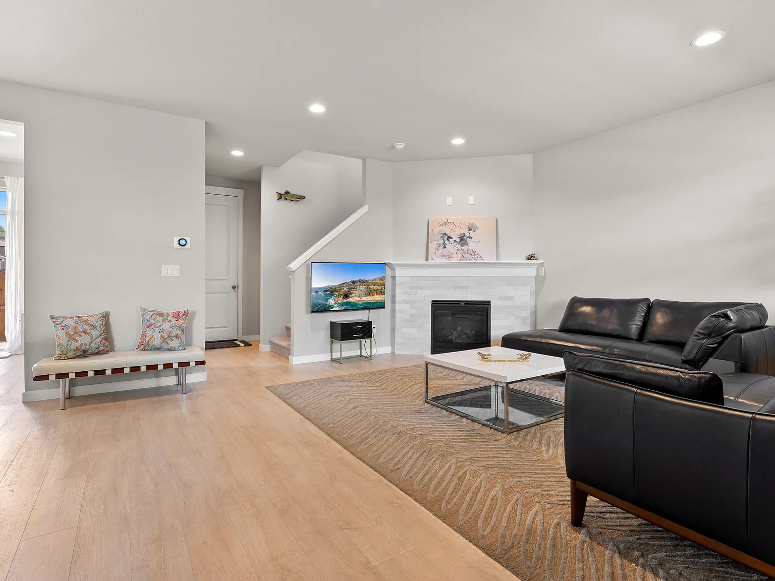 3 bed, 2.5 bath, 1934 sqft, $3,295 — Photo 2