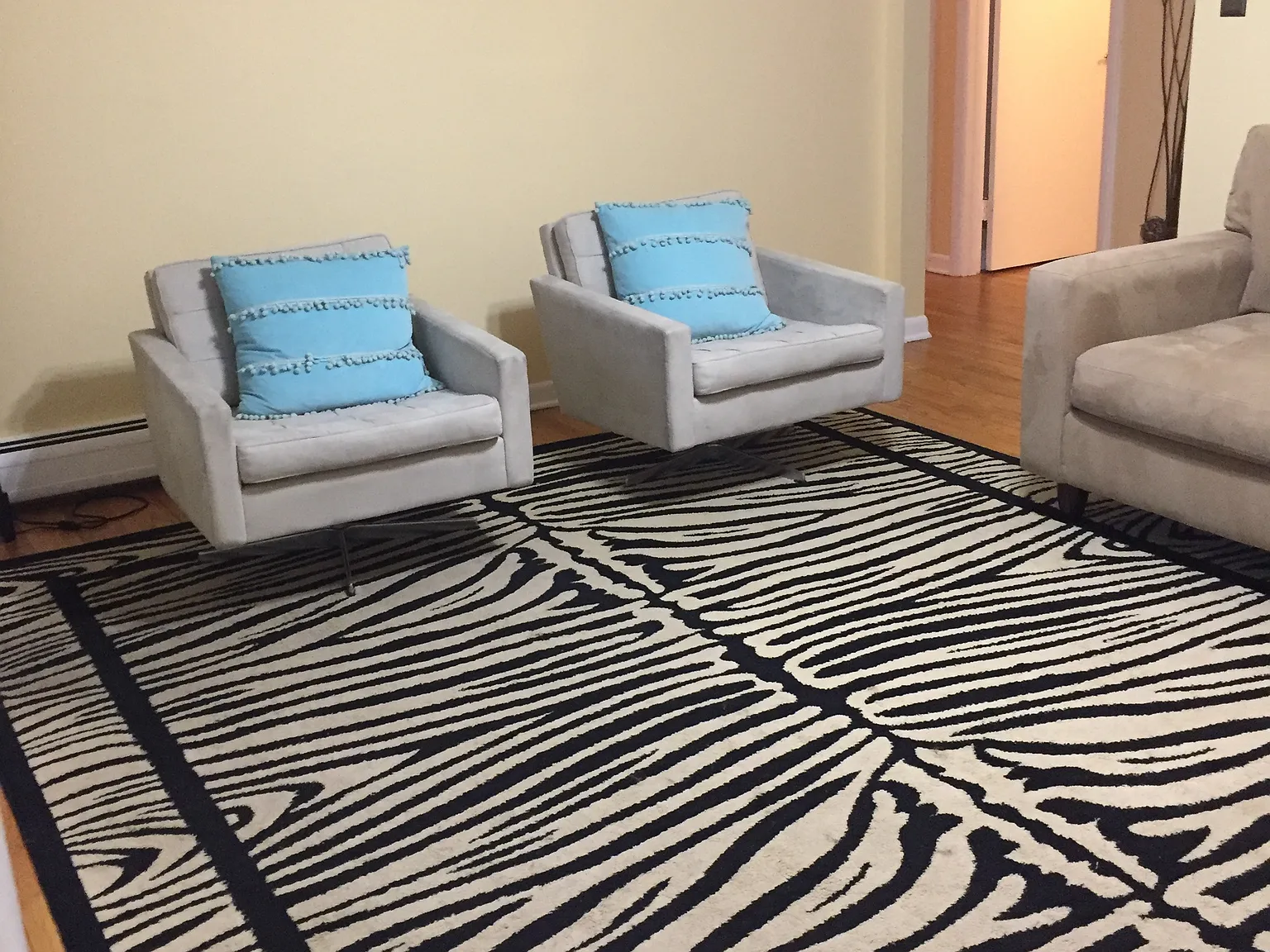3 bed, 720 sqft, $2,200 — Photo 3