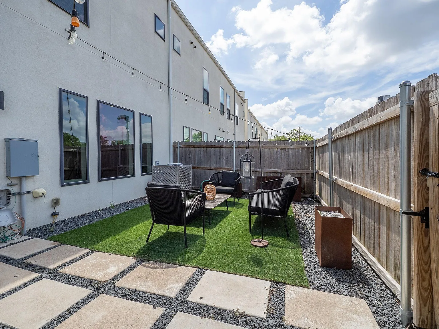 3 bed, 2.5 bath, 1441 sqft, $3,400 — Photo 3