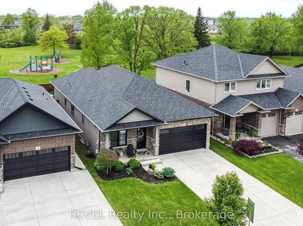 15 Willowbrook Dr, Welland, ON L3C 0G1