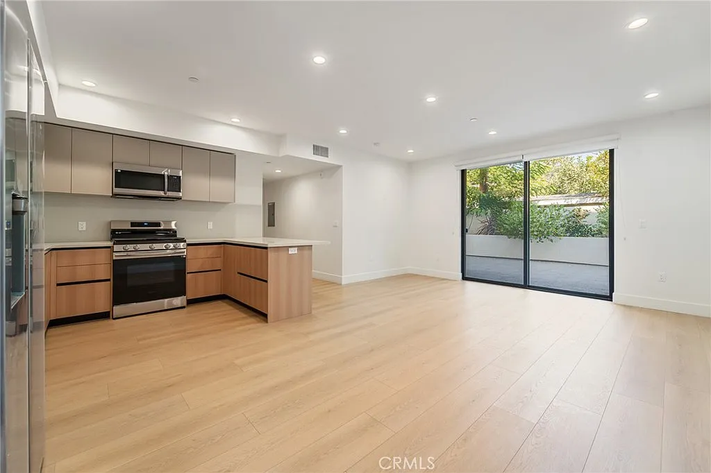 3 bed, 900 sqft, $3,500 — Photo 4