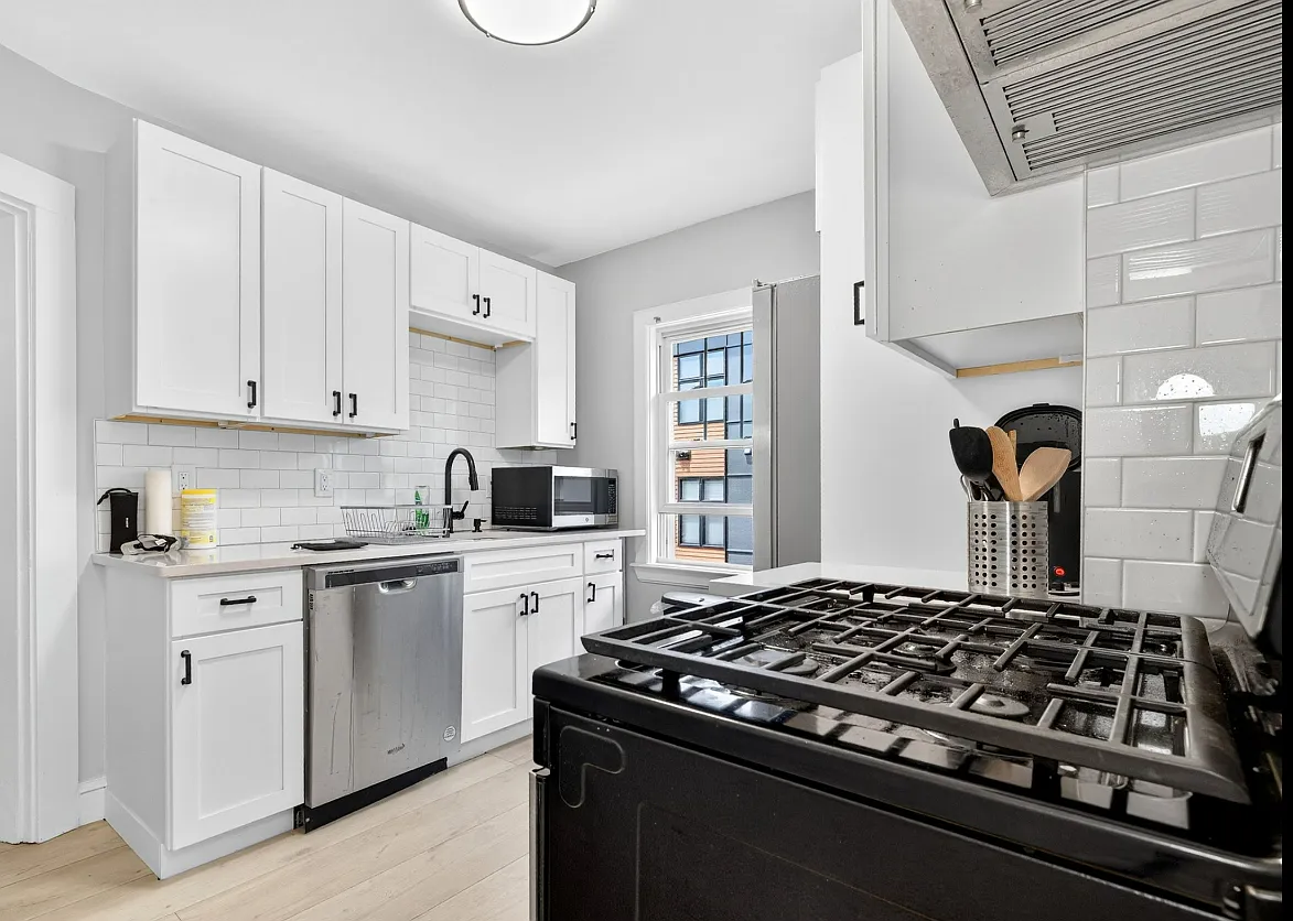 4 bed, 9999 sqft, $5,400 — Photo 2