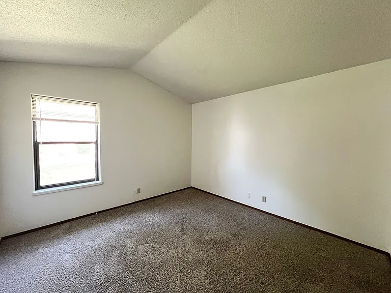 Oakridge Apartments — Photo 43