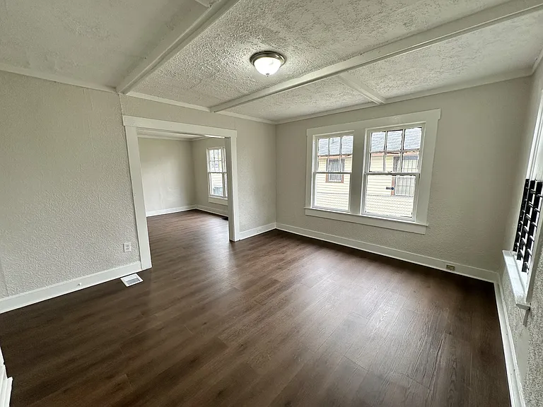 1556 Burgin Ave — Photo 8