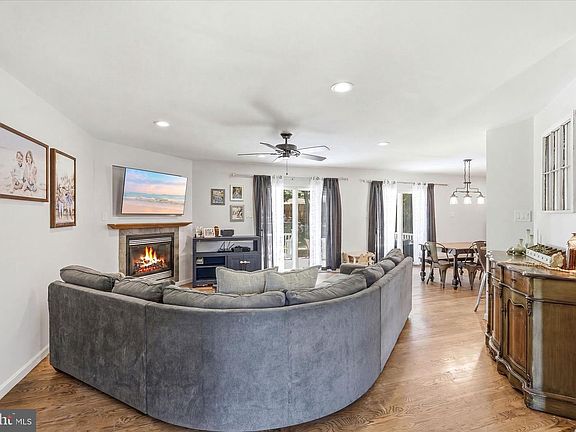 5th image of 4 Greenbriar Dr