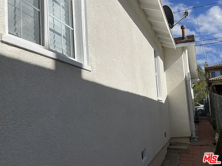 10631 Tinker Ave — Photo 12