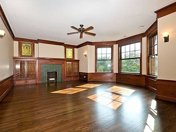 HUGE LR! Bay windows!