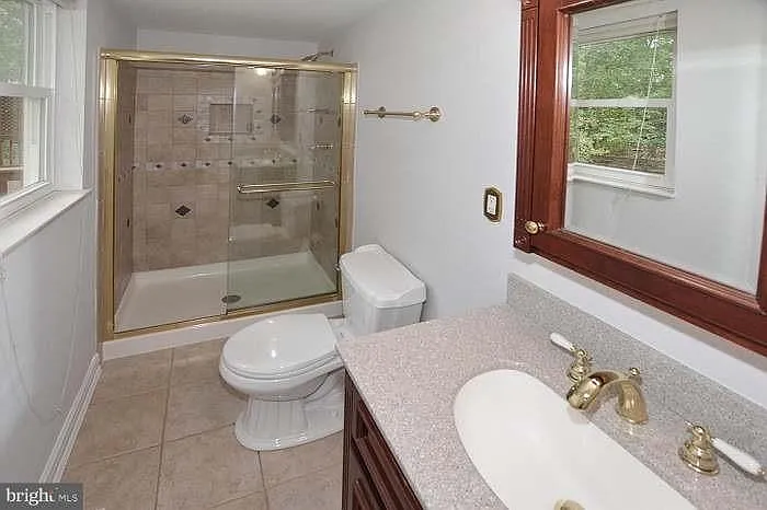 Bedroom 1 en-suite full bathroom.