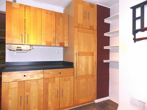 4th image of 2572 Maplewood Ave