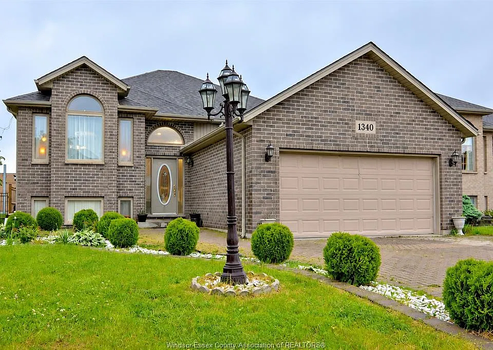 1340 Stoneybrook Cres