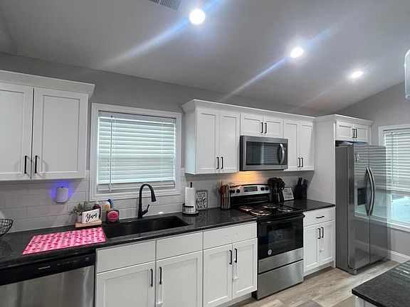 5th image of 602 W 6th St