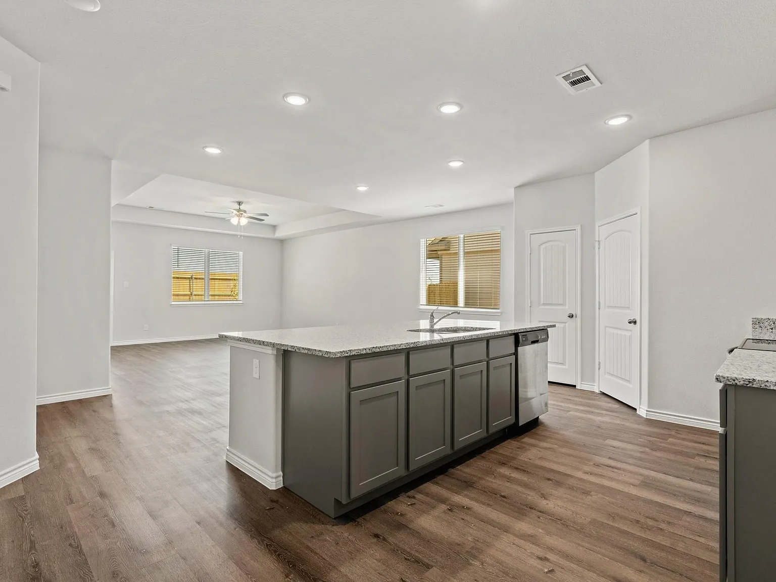 3 bed, 2.0 bath, 1820 sqft, $2,000 — Photo 3