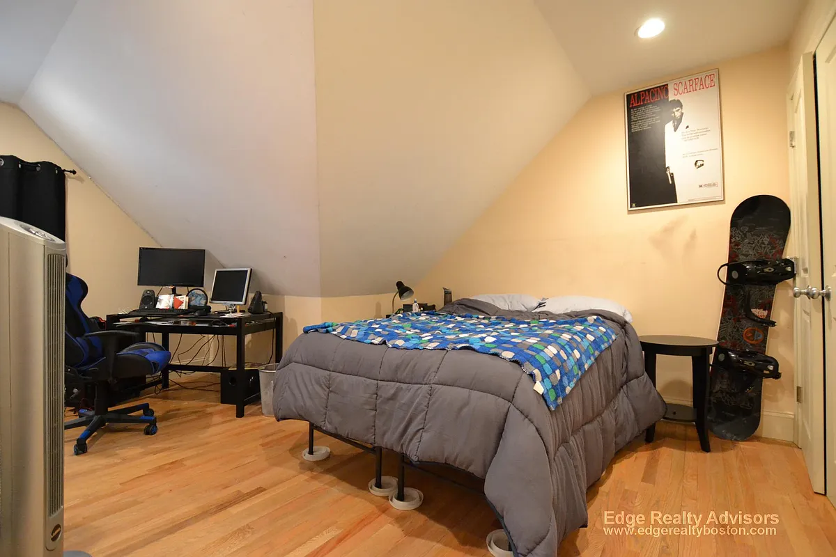 Building Photo - 27 Lothrop St #2