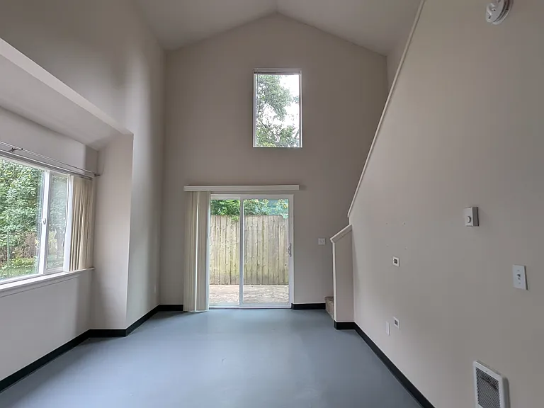 724 NE Holland St #B — Photo 2