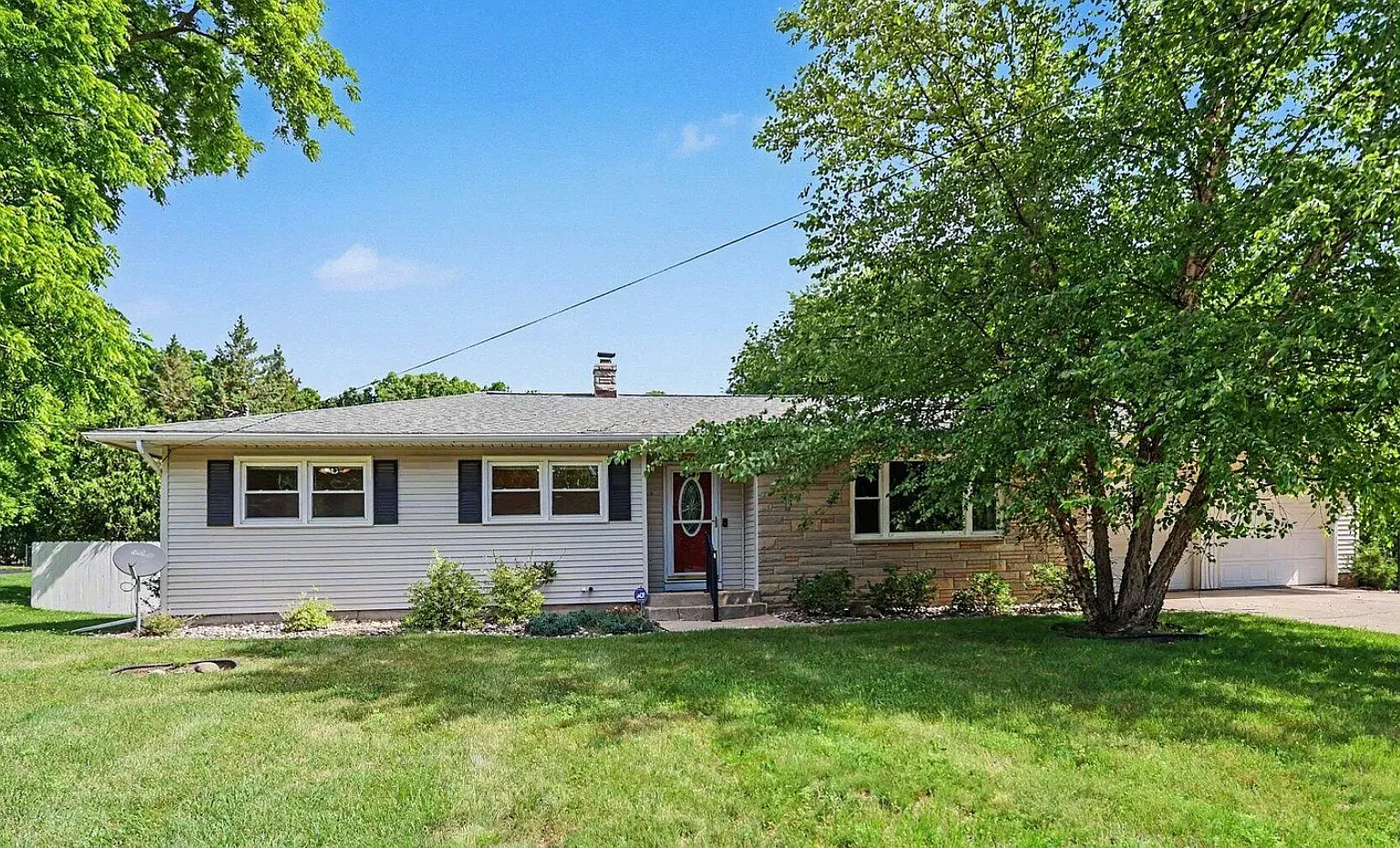 3 bed, 2700 sqft, $3,200 — Photo 1