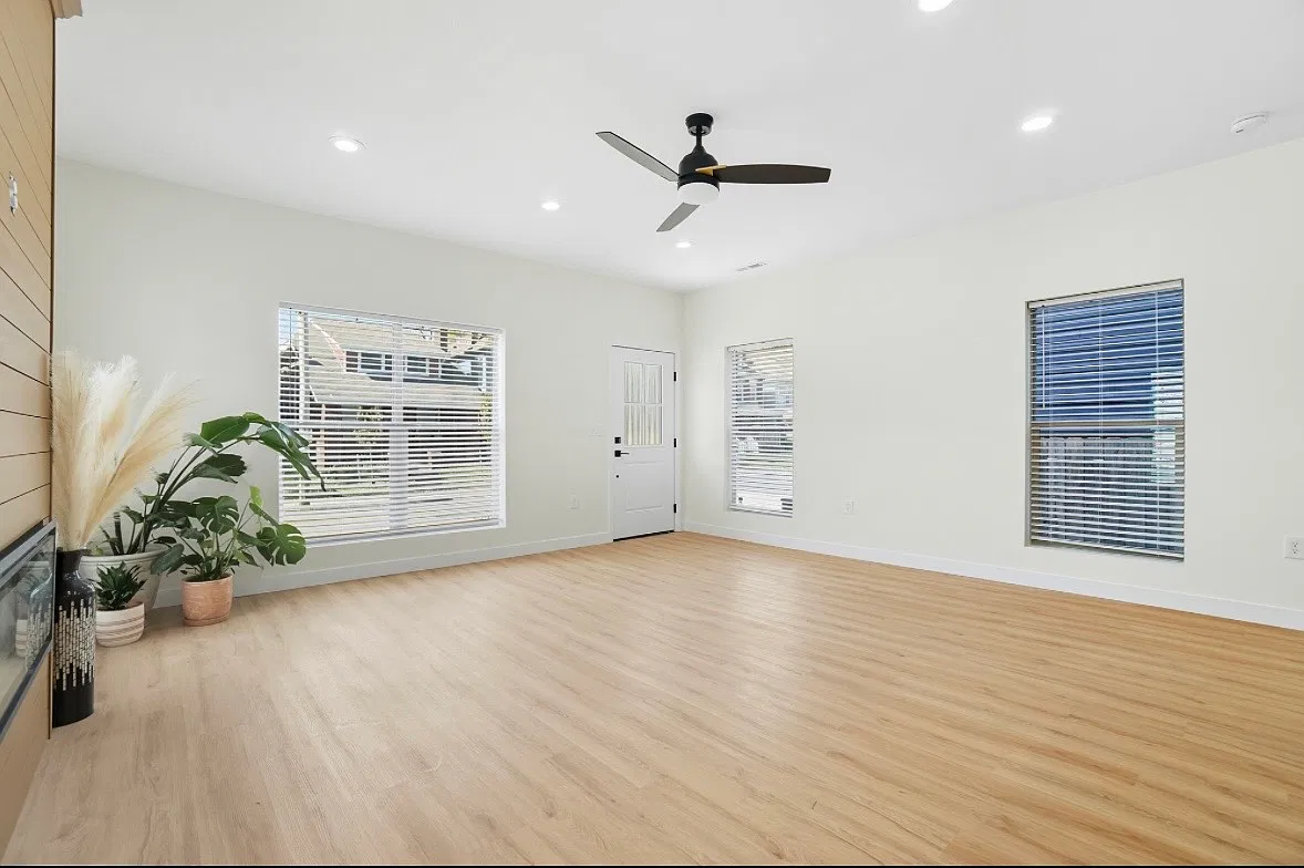 3 bed, 2153 sqft, $2,500 — Photo 2