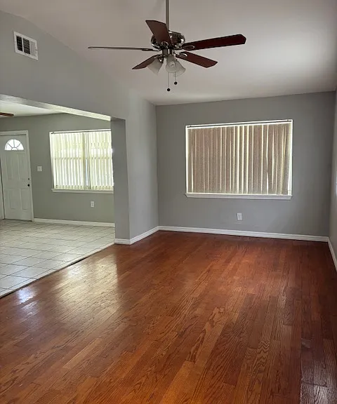 933 Poinsettia Dr — Photo 3