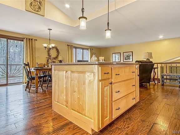 4th image of 110 Greenwood Cir
